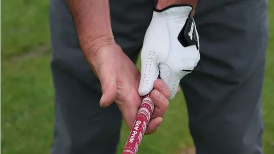 how to hold a golf club correctly